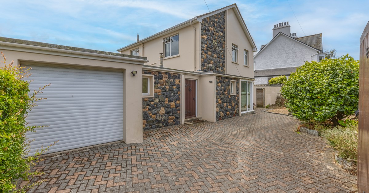 Ricbourg Guernsey Property Livingroom Guernsey and Jersey Estate Agents