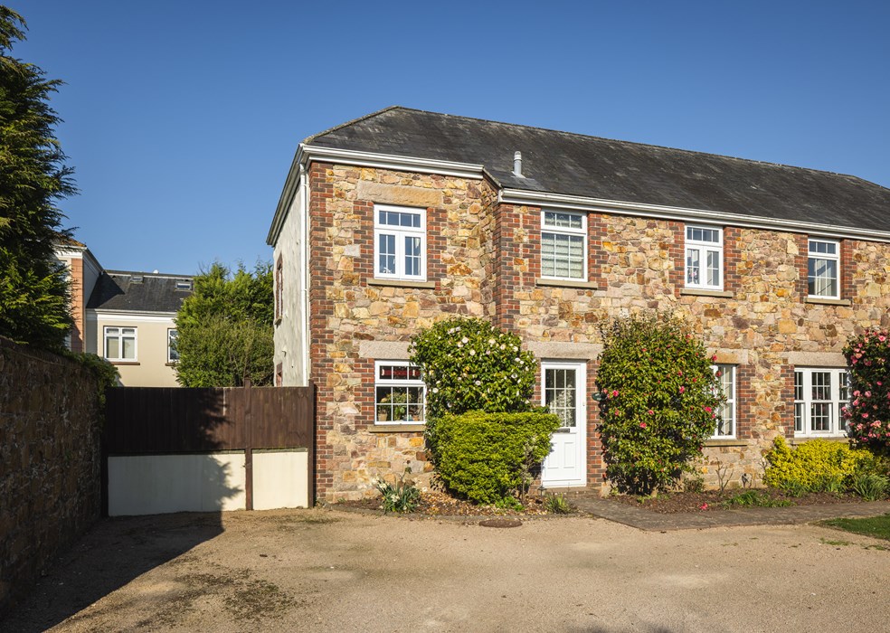 Apple Tree Cottage, 4  Oaklands Manor